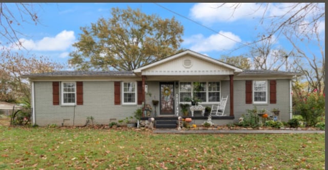 view of front of property featuring a front lawn