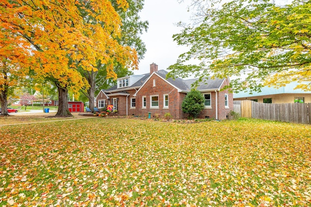 view of front of house featuring a front lawn