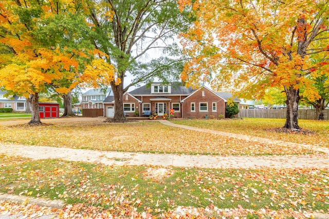 view of front of house featuring a shed and a front lawn