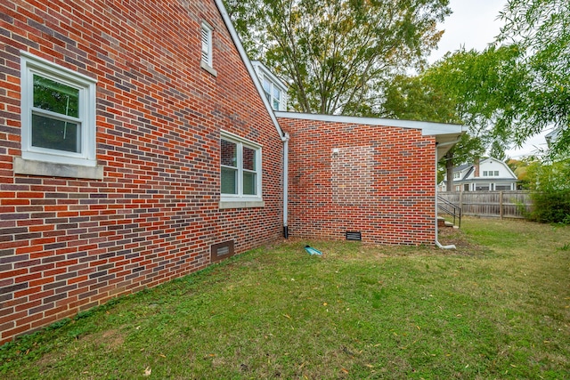 view of side of property featuring a lawn