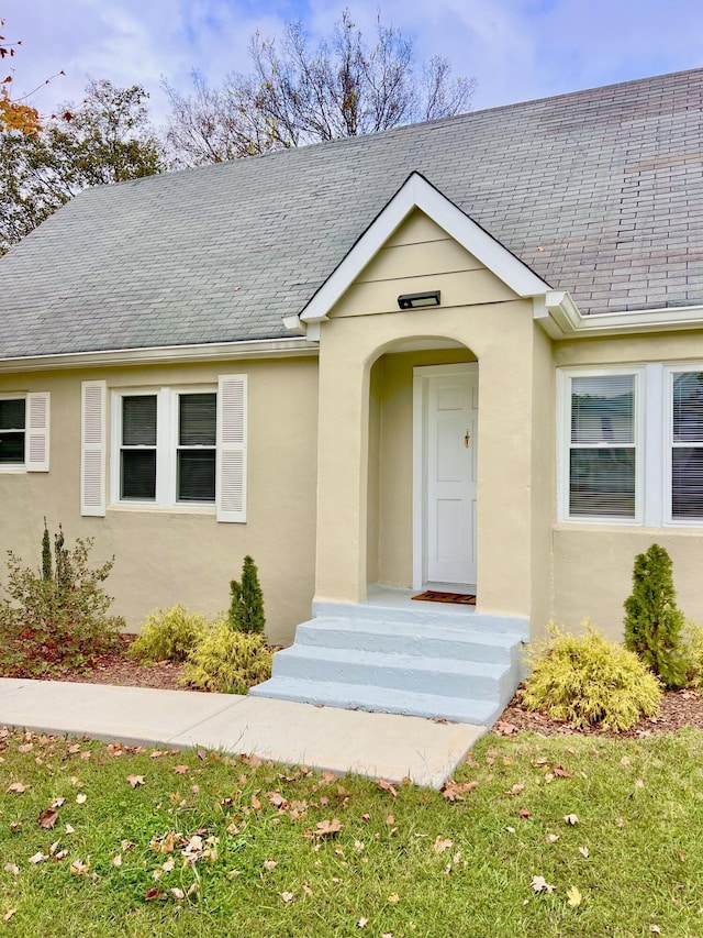 view of front of home featuring a front lawn