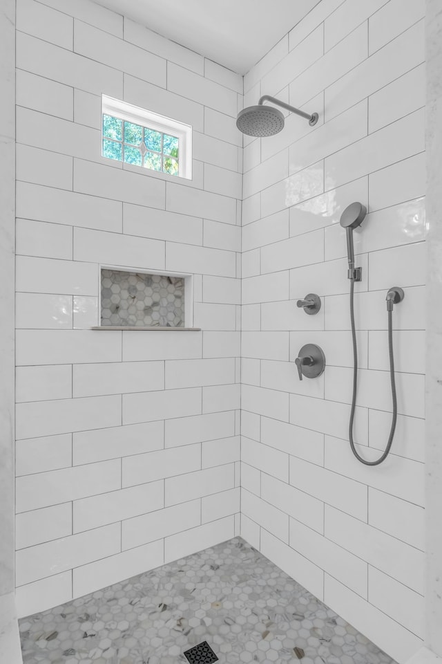 bathroom featuring tiled shower