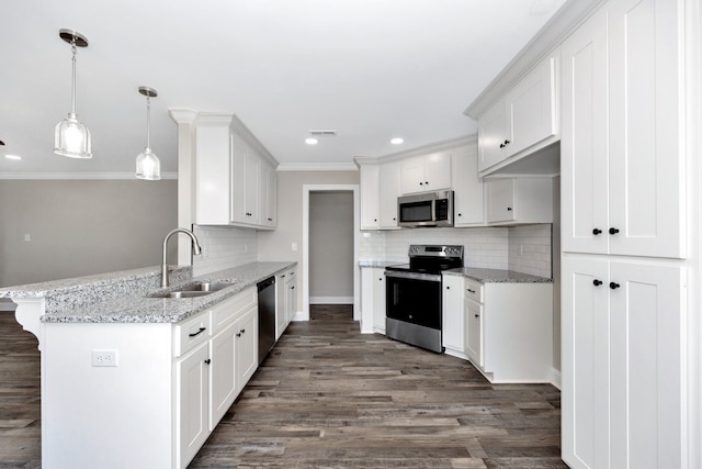 kitchen featuring dark hardwood / wood-style floors, a kitchen breakfast bar, sink, white cabinets, and appliances with stainless steel finishes