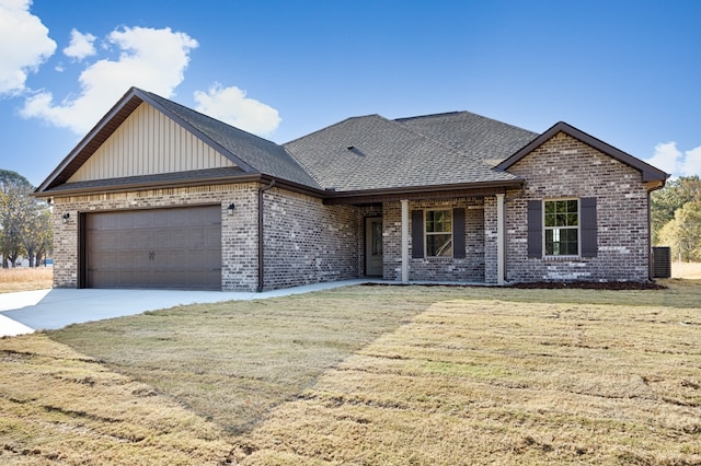 view of front of home featuring a front yard and a garage