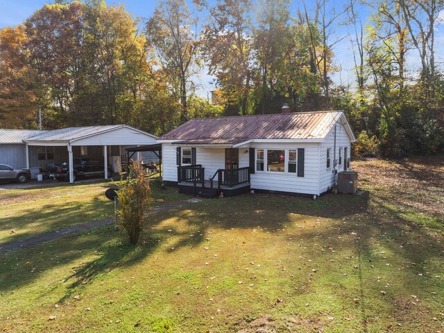 view of front of property with a front yard