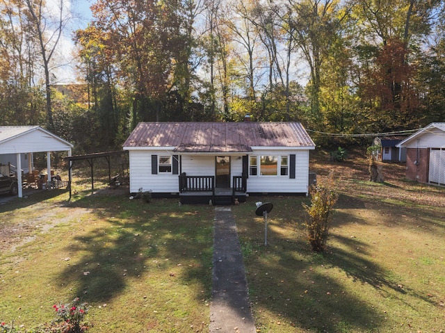 view of front of property featuring a front yard