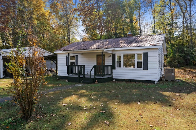 view of front of house featuring central air condition unit and a front lawn