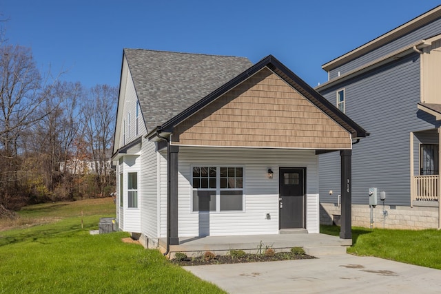 view of front of house featuring a front yard