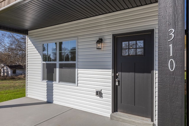 property entrance featuring a porch