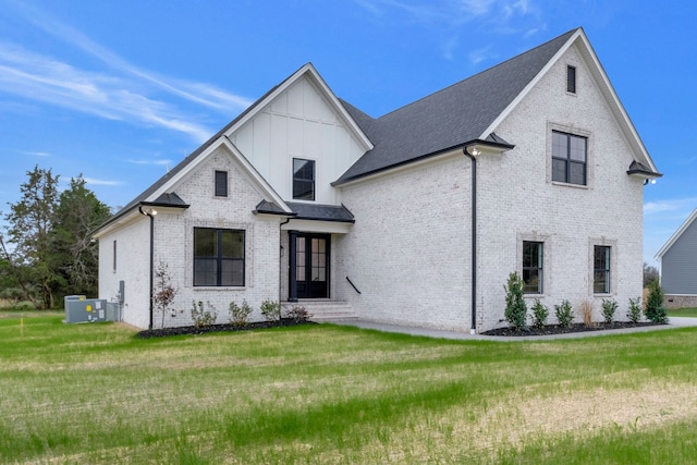 view of front facade featuring a front lawn and central AC unit