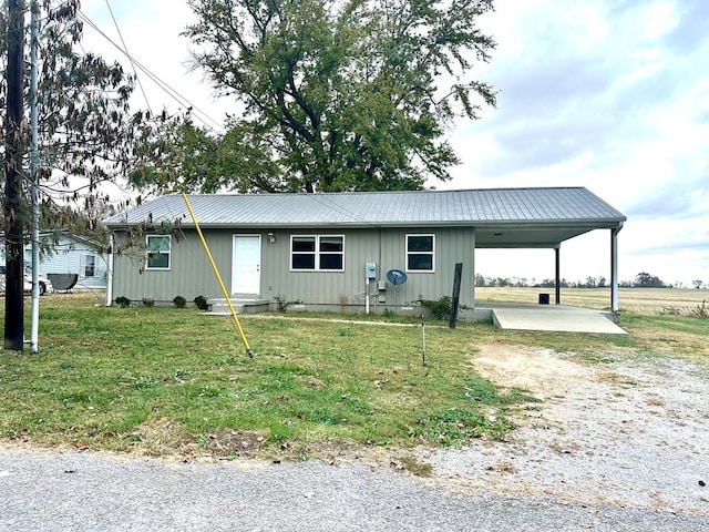 view of front of house featuring a carport and a front yard