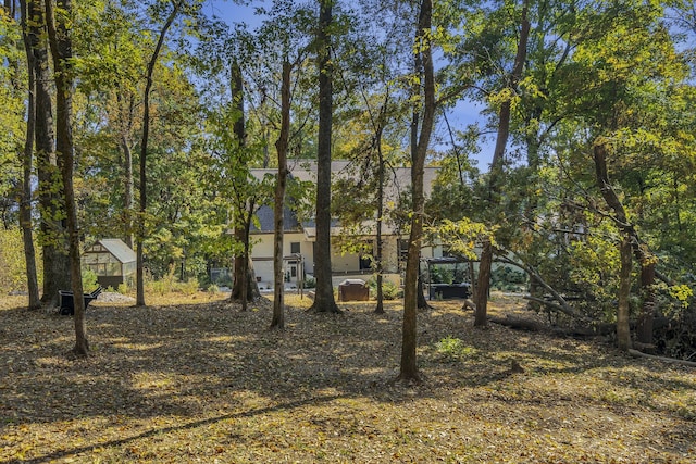 view of yard with an outdoor structure