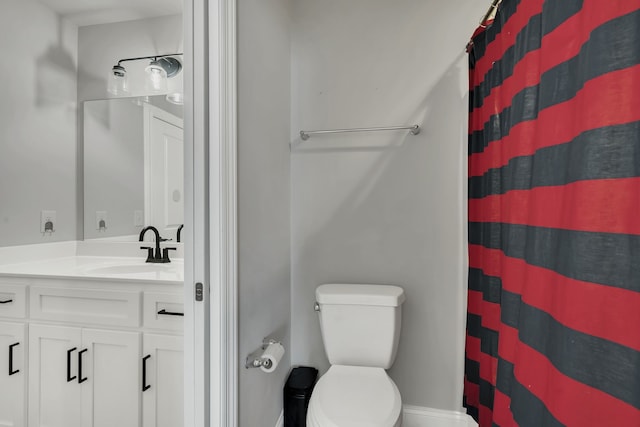 bathroom with toilet, a shower with curtain, and vanity