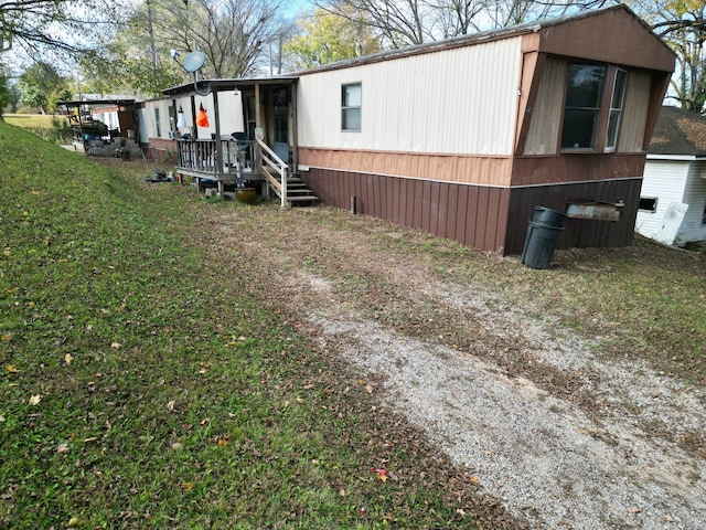 view of front facade with a front yard