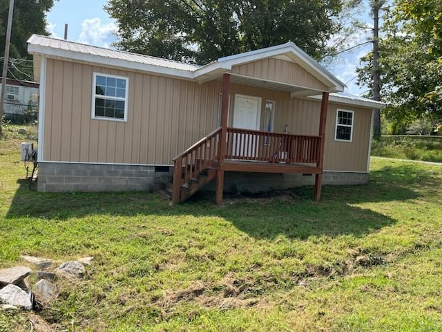 302 S Walnut St, Linden, TN 37096 - manufactured / mobile home featuring a front yard, a metal roof, and crawl space