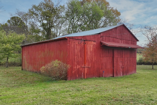 view of outbuilding featuring a yard