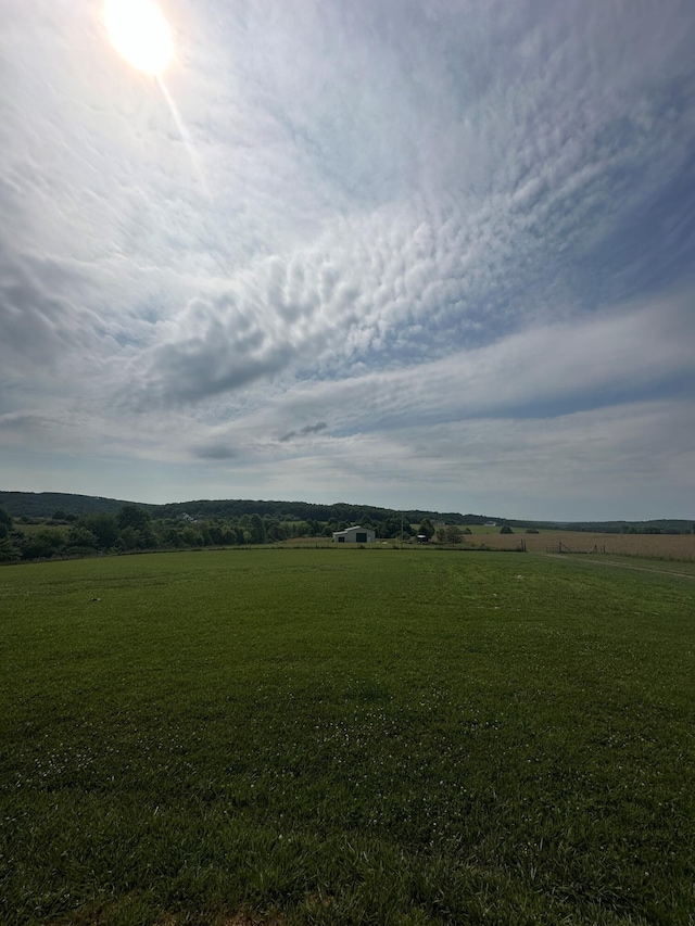 view of yard featuring a rural view