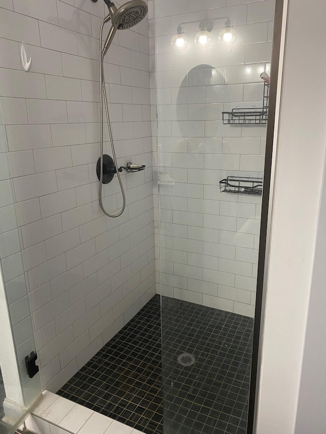 bathroom featuring a tile shower