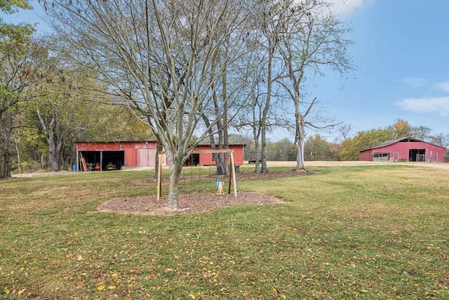 view of yard featuring an outdoor structure