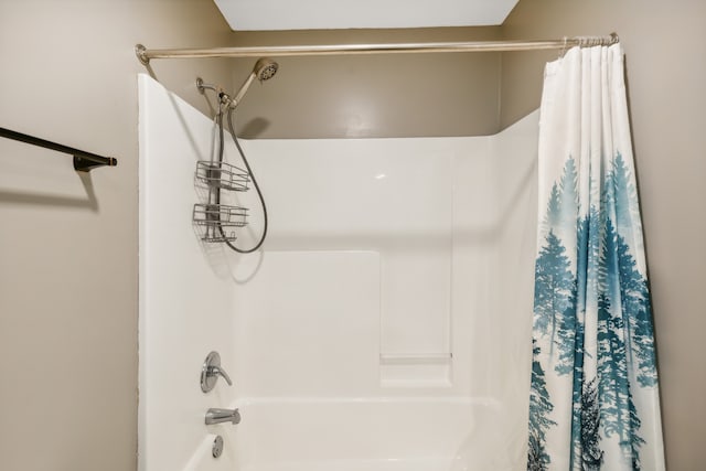 bathroom with shower / bath combo