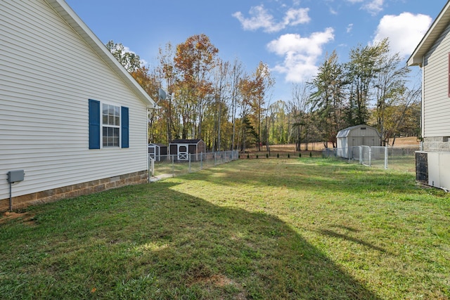 view of yard featuring a storage unit