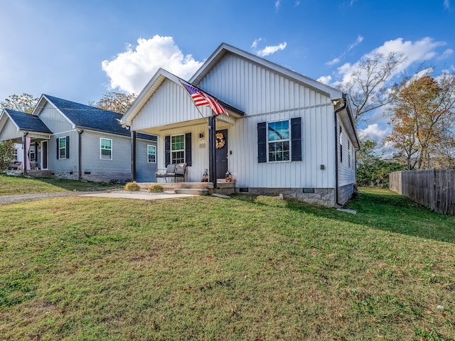 view of front of property featuring a front lawn