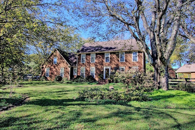 view of front facade featuring a front yard