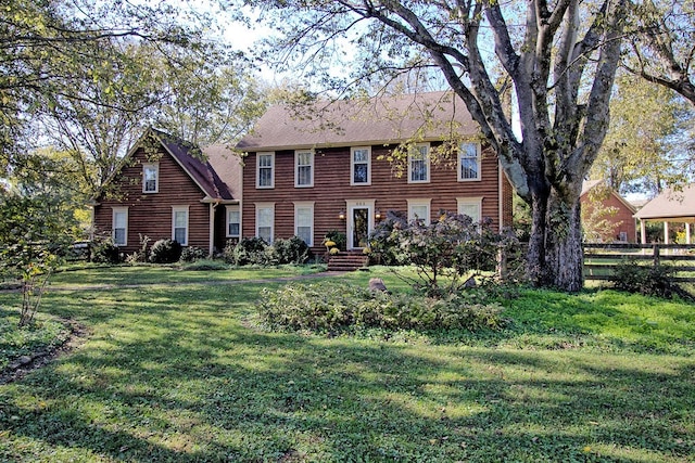 colonial house featuring a front yard