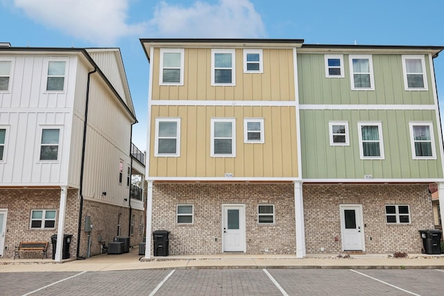 904 N Maple St, Murfreesboro, TN 37130 - view of property featuring uncovered parking and central AC unit