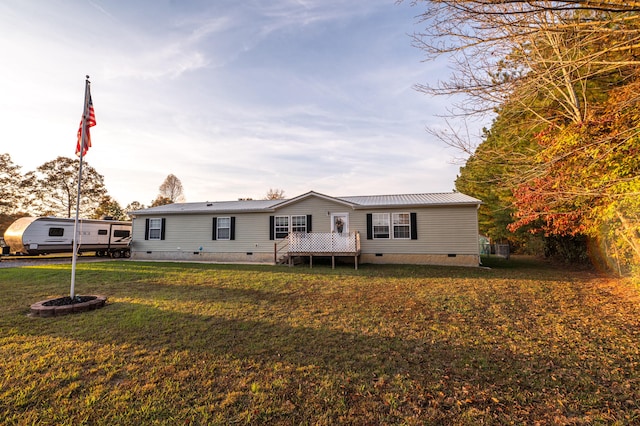 manufactured / mobile home with a front yard