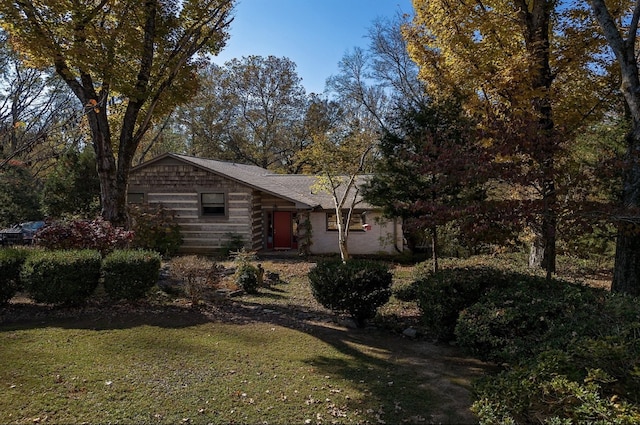 view of front facade with a front lawn