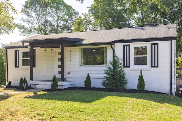 single story home featuring a front yard