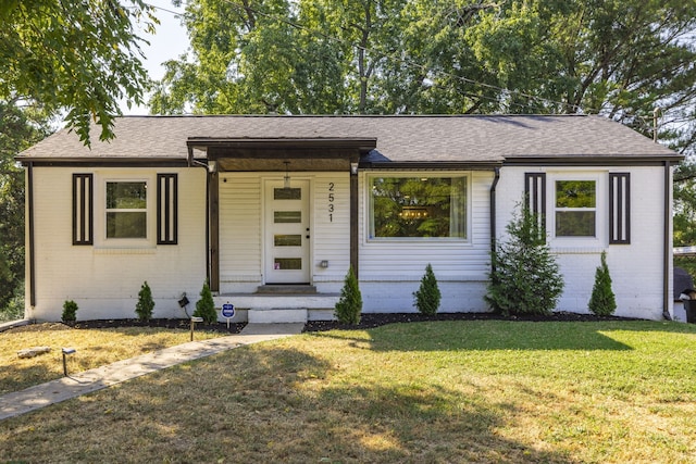 single story home with a front lawn