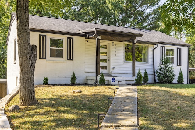 single story home with a front yard