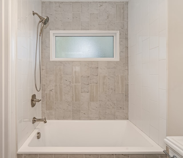 bathroom featuring tiled shower / bath combo