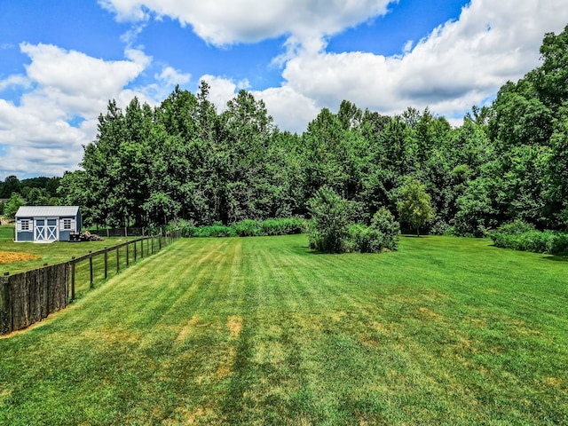 view of yard with an outbuilding