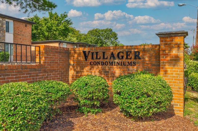 view of community / neighborhood sign