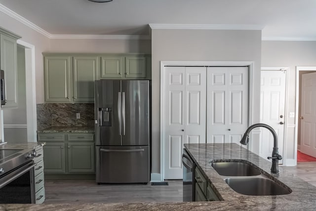 101 Brookstone Dr, Burns, TN 37029 - kitchen featuring dark wood-style flooring, a sink, backsplash, green cabinets, and stainless steel appliances