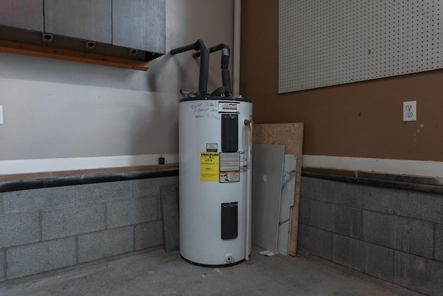 101 Brookstone Dr, Burns, TN 37029 - utility room with electric water heater