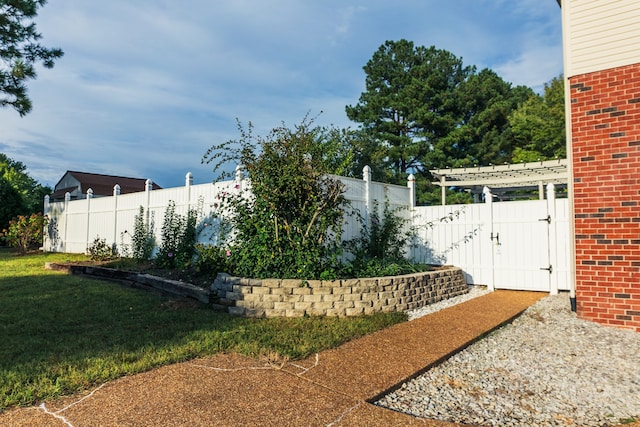 view of yard with a pergola