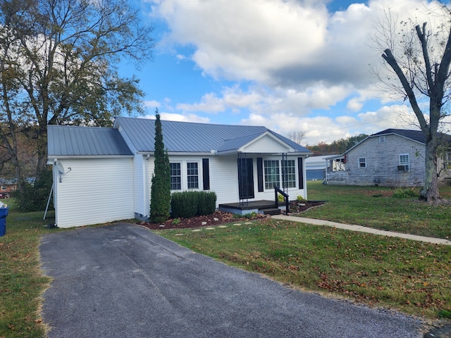 view of front of house with a front lawn