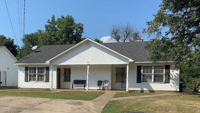 single story home with a front yard