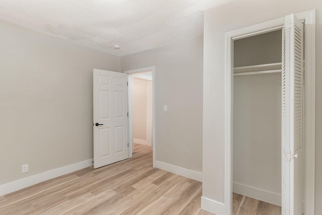 1828 S Main St, Columbia, TN 38401 - unfurnished bedroom featuring light wood-type flooring, baseboards, a closet, and a textured ceiling