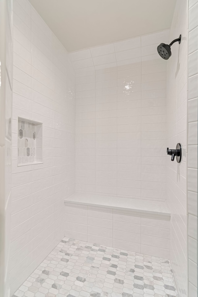 bathroom featuring a tile shower