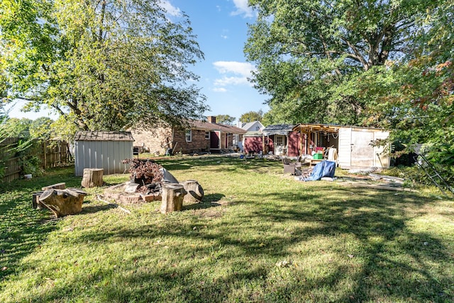 view of yard featuring a storage unit