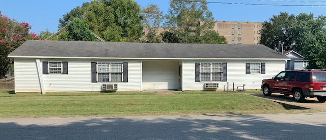 single story home with a front lawn