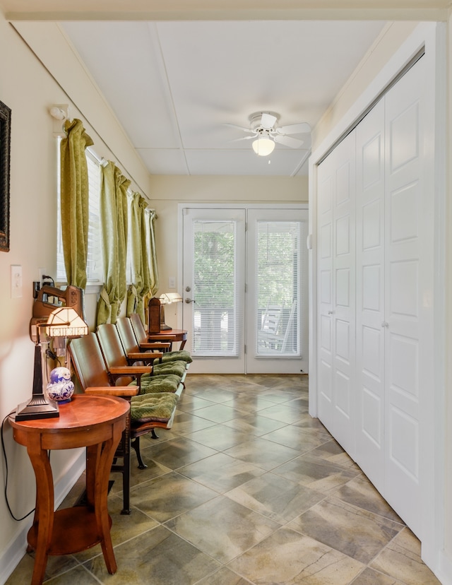 sitting room with ceiling fan