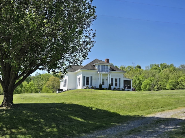 view of front facade featuring a front yard