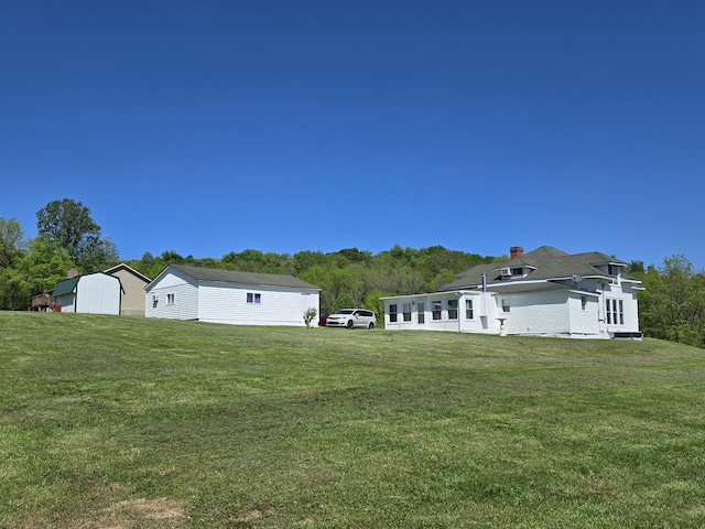 view of yard featuring an outdoor structure