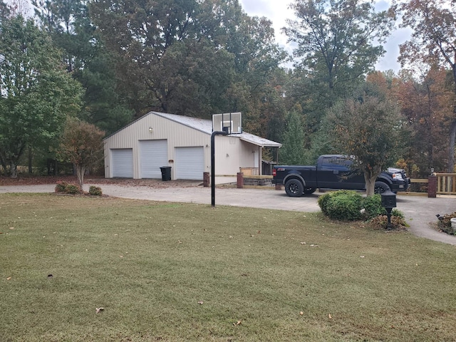 view of yard with an outbuilding and a garage